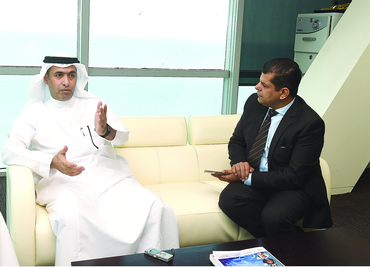 الحربي متحدثاً للزميل رضا السناري  	  (تصوير أسعد عبدالله)