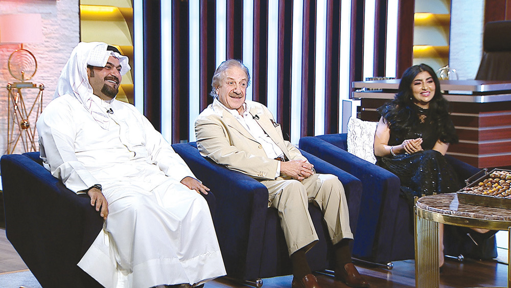 محمد المنصور متوسطاً بثينة الرئيسي ومناف عبدال