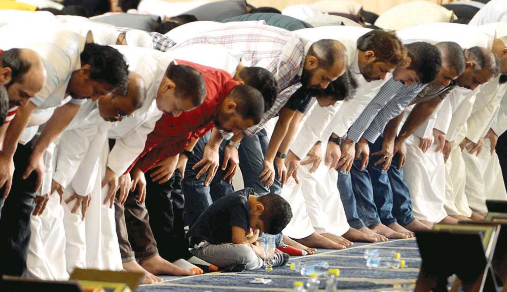 المصلون ركوعاً 