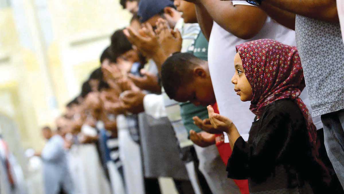 طفلة تشارك المصلين الدعاء  