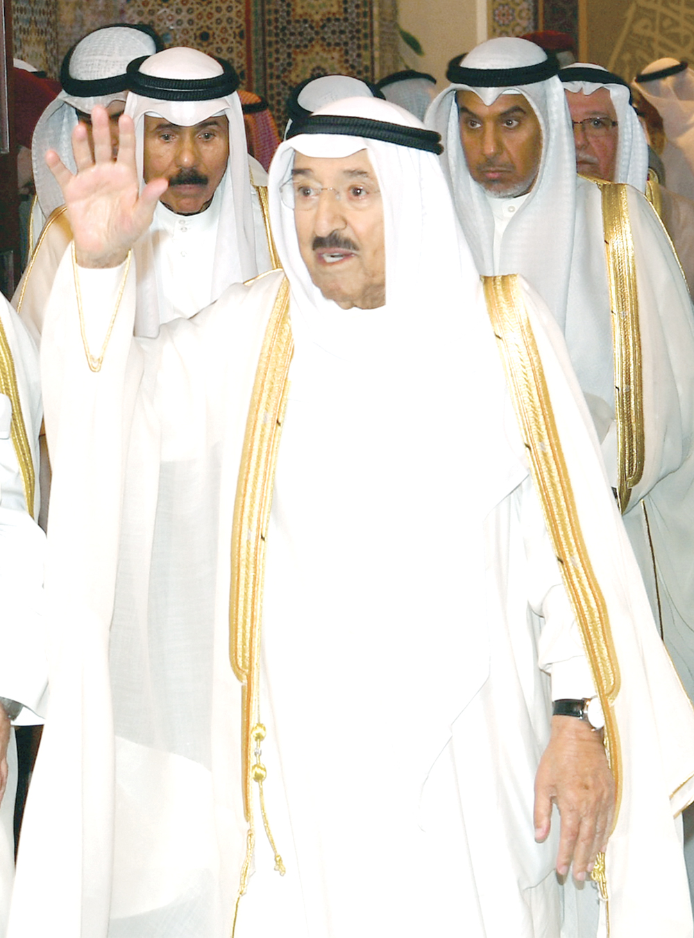 الأمير يرد التحية لمستقبليه لدى وصوله إلى المسجد الكبير