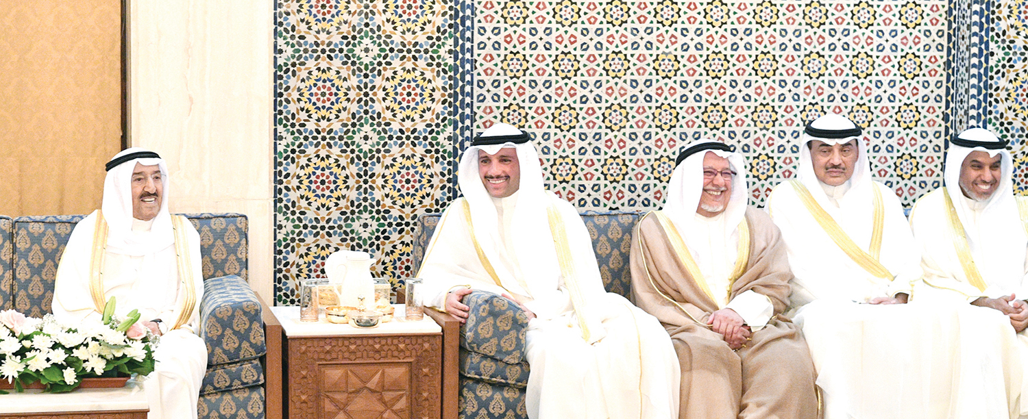 سموه في استراحة المسجد ويبدو الغانم والجراح والخالد والشعلة 