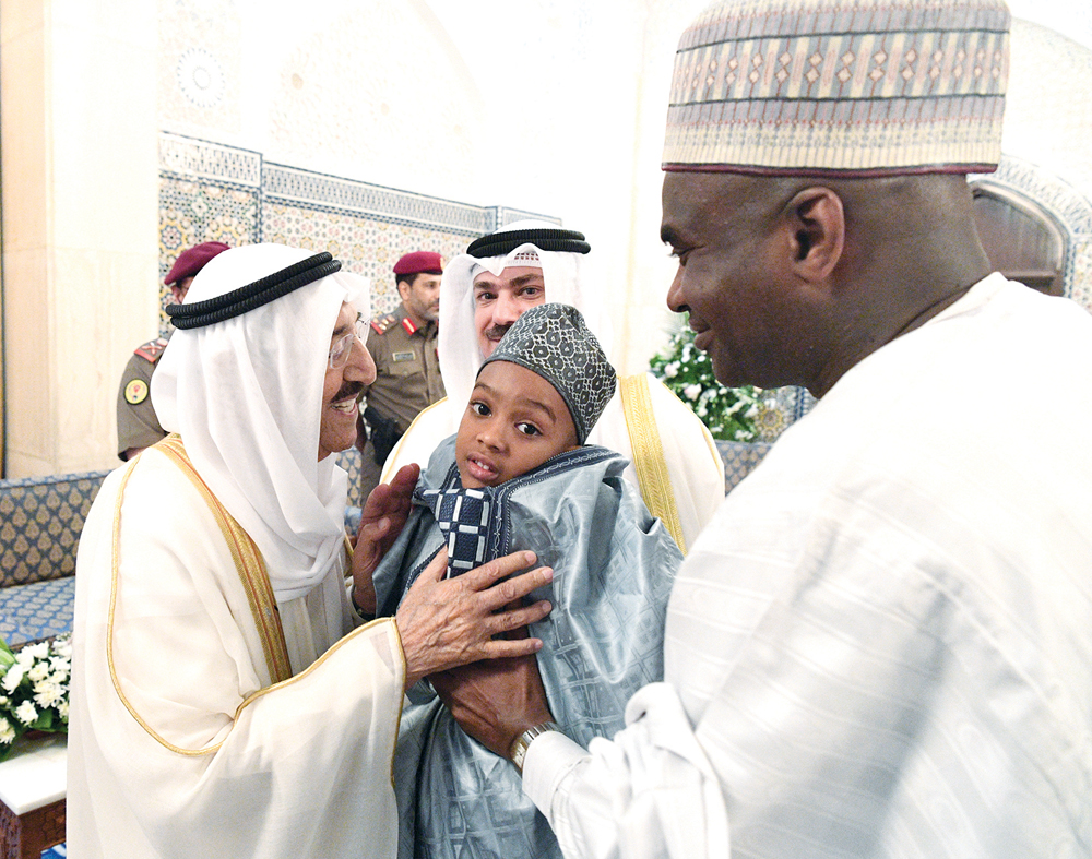 قبلة من سمو الأمير لابن أحد أعضاء السلك الديبلوماسي في الكويت