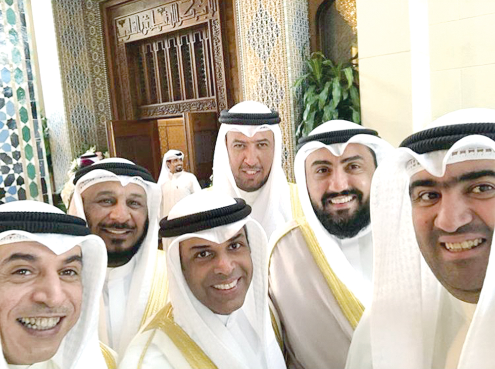 سيلفي وزاري يجمع الروضان والصباح والعفاسي والفاضل والخراز والعازمي بعد صلاة العيد في المسجد الكبير