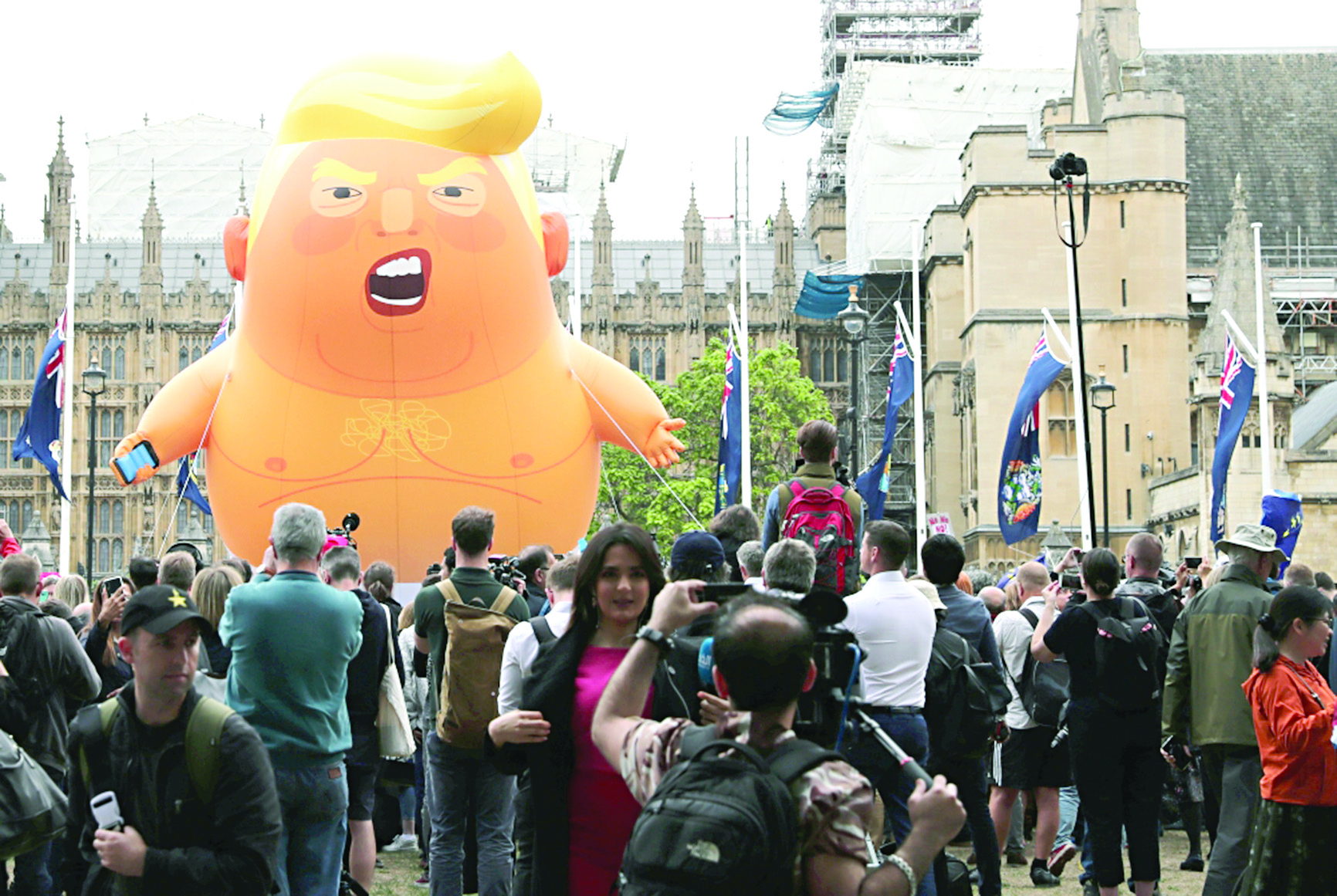 «الرضيع الغاضب» ترامب أمام البرلمان البريطاني	 (أ ف ب)