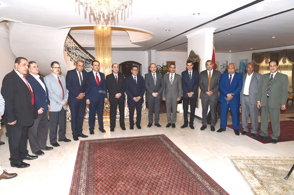 ... ويتوسط المهنئين بالعيد