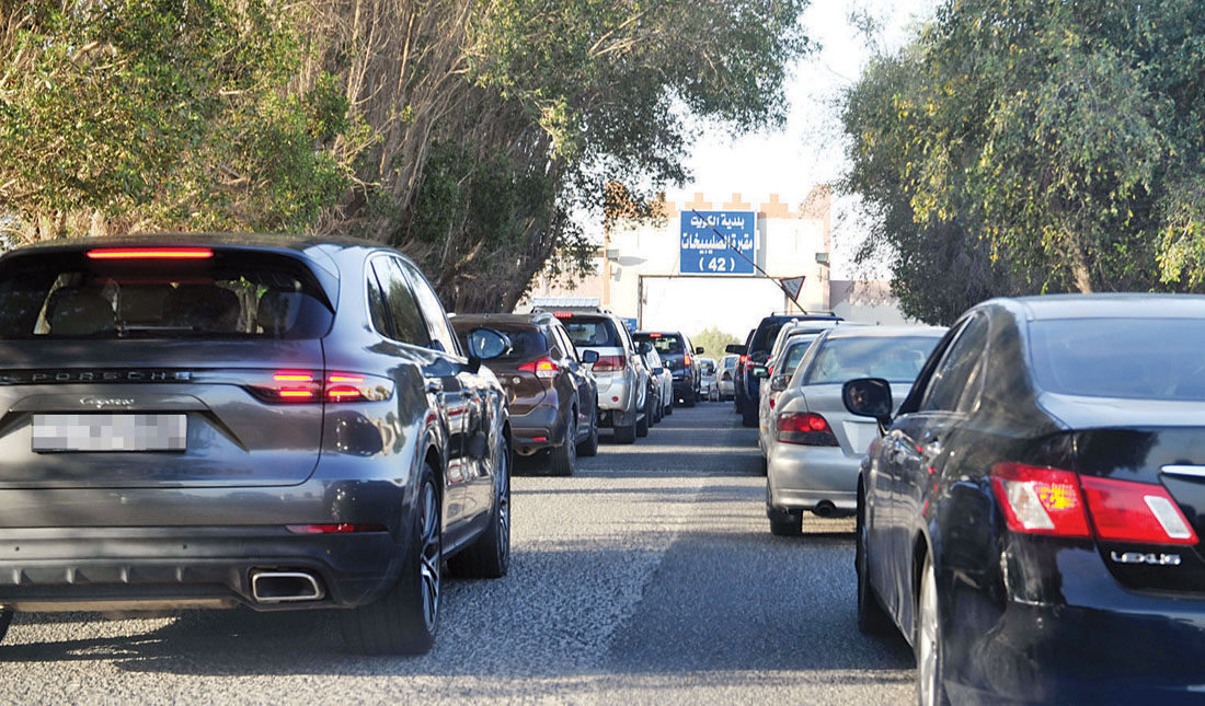 زوار المقبرة بانتظار دورهم للدخول