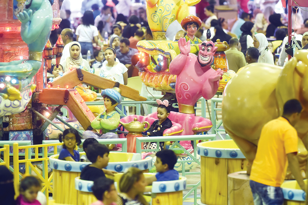 لا أروع من فرحة الأطفال                                                                      	             (تصوير أسعد عبدالله)