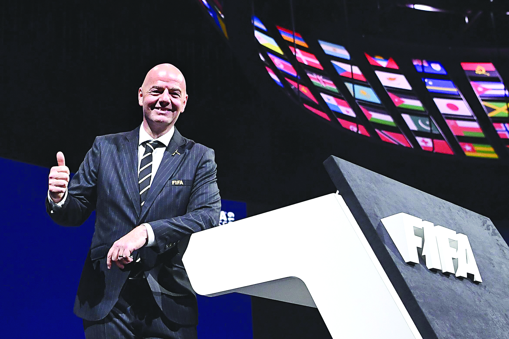 إنفانتينو سعيداً بعد تزكيته رئيساً للاتحاد الدولي أمس    	 (أ ف ب) 