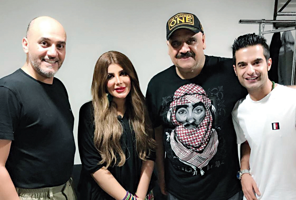 الزميل حمود العنزي مع داود وإلهام وخالد البريكي