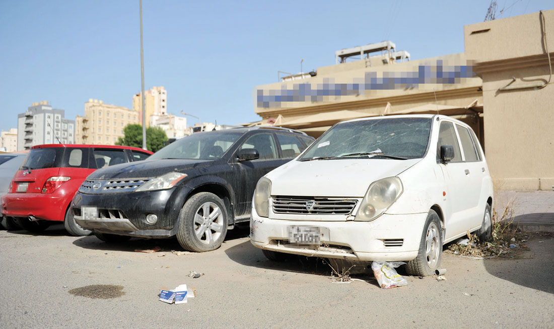 سيارة مهملة في مواقف إحدى الجمعيات
