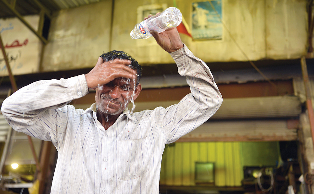 u0639u0627u0645u0644 u064au0628u0644u0644 u0631u0623u0633u0647 u0628u0627u0644u0645u0627u0621 u062au062du062a u062fu0631u062cu0627u062a u062du0631u0627u0631u0629 u0641u0627u0642u062a u0627u0644u064050 u0623u0645u0633 (u062au0635u0648u064au0631 u0646u0627u064au0641 u0627u0644u0639u0642u0644u0629)