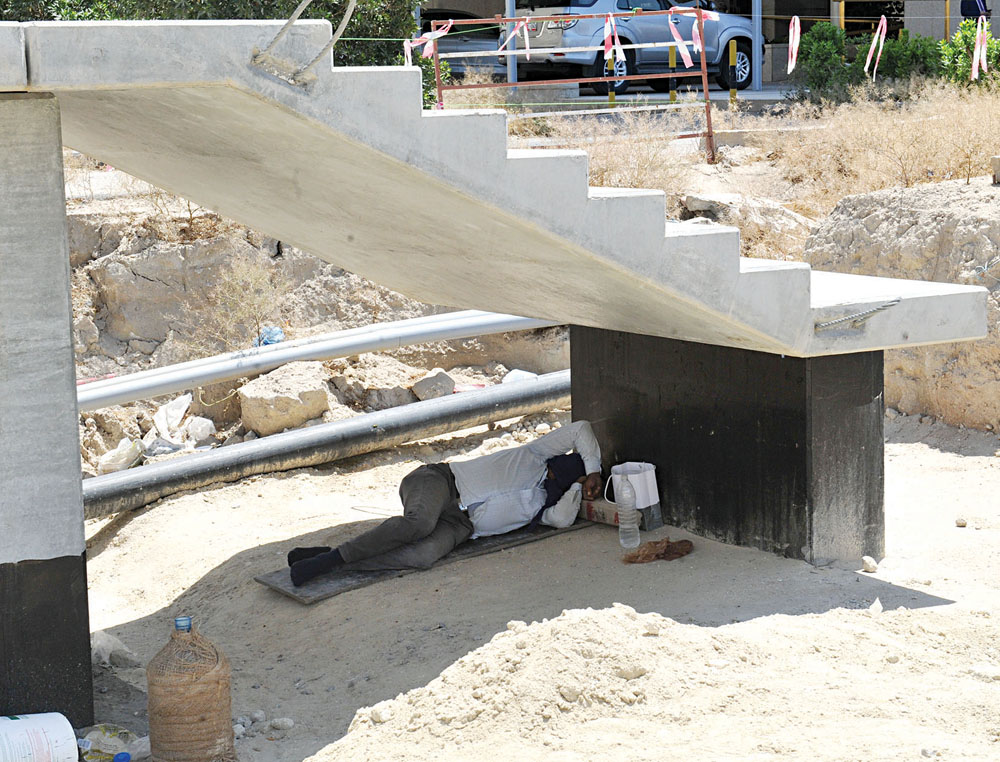 استراحة في الظل تحت الدرج 	(تصويرسعد هنداوي)