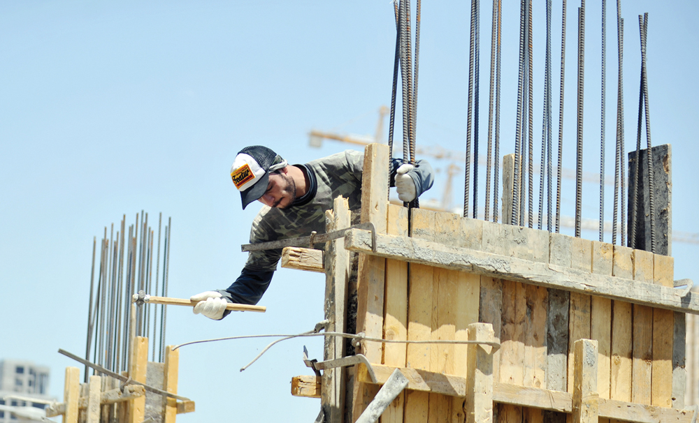 تعامل مع الخشب والحديد في الحر