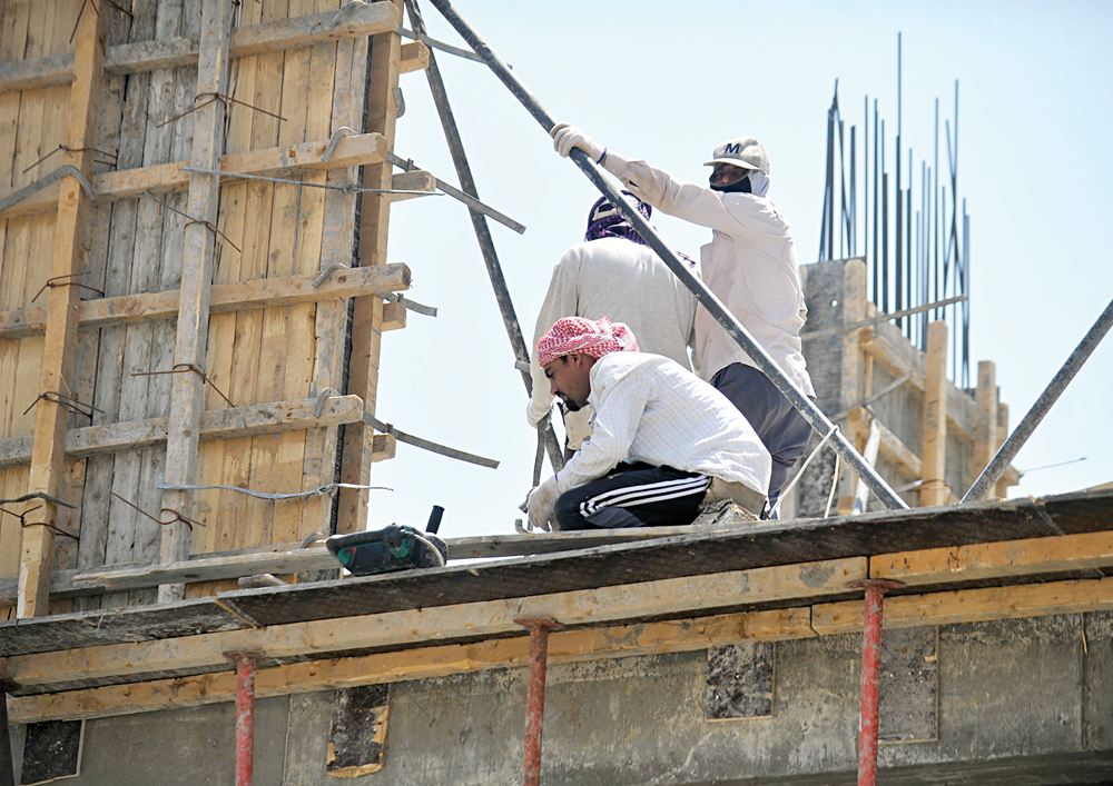عمل على ظهر أحد الأبنية قيد الإنشاء 