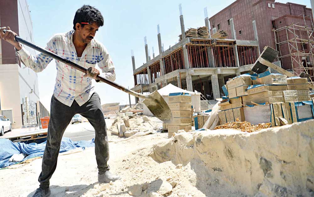 أحد عمال البناء يعمل تحت الشمس