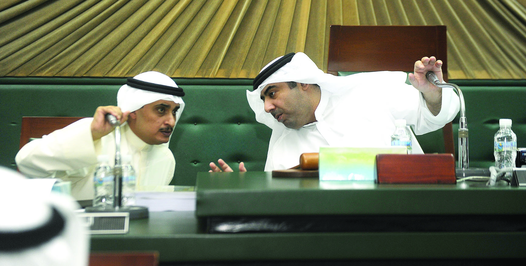 حديث بين العتيبي والمنفوحي خلال الجلسة 