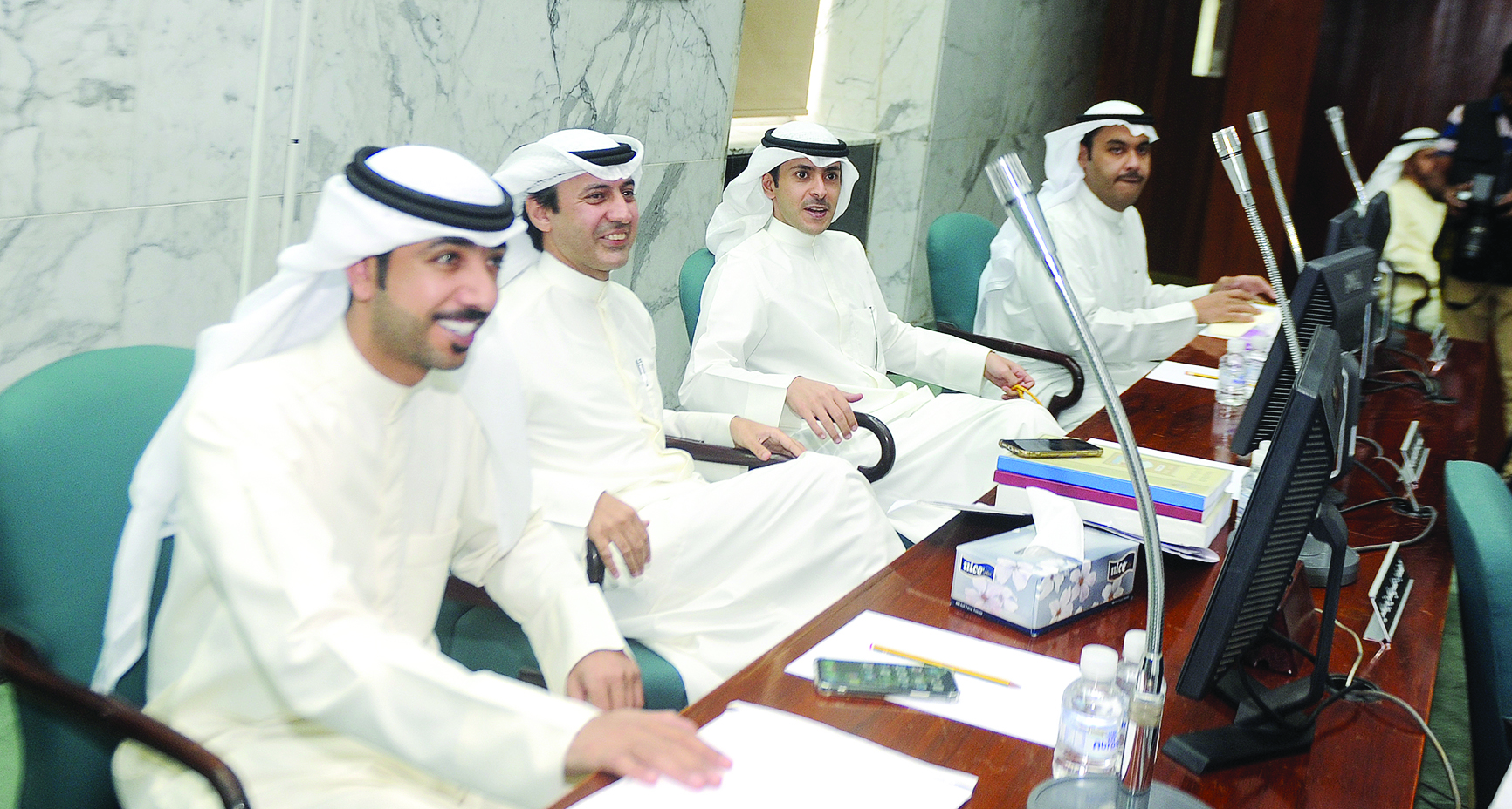 الأعضاء قبل الجلسة 