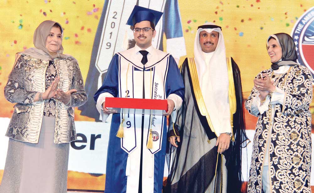 الغانم والخرافي وأريج الغانم مكرمين أحد الفائقين