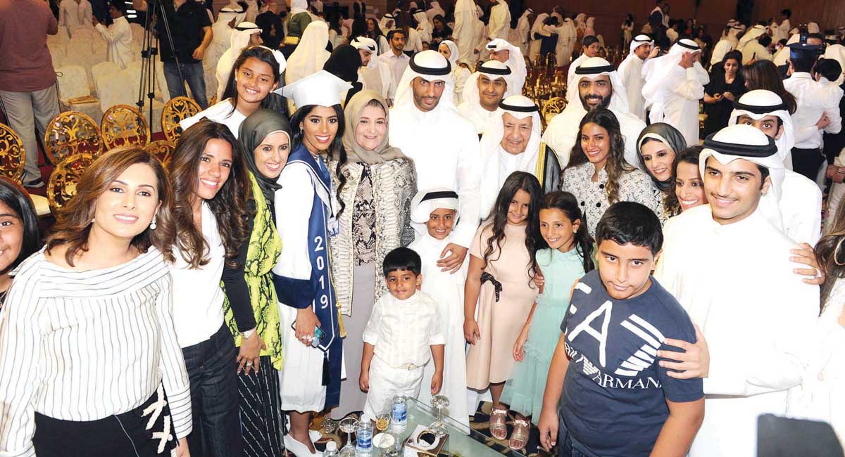 فايزة الغانم متوسطة جديها علي الغانم وفايزة الخرافي وعائلتها 