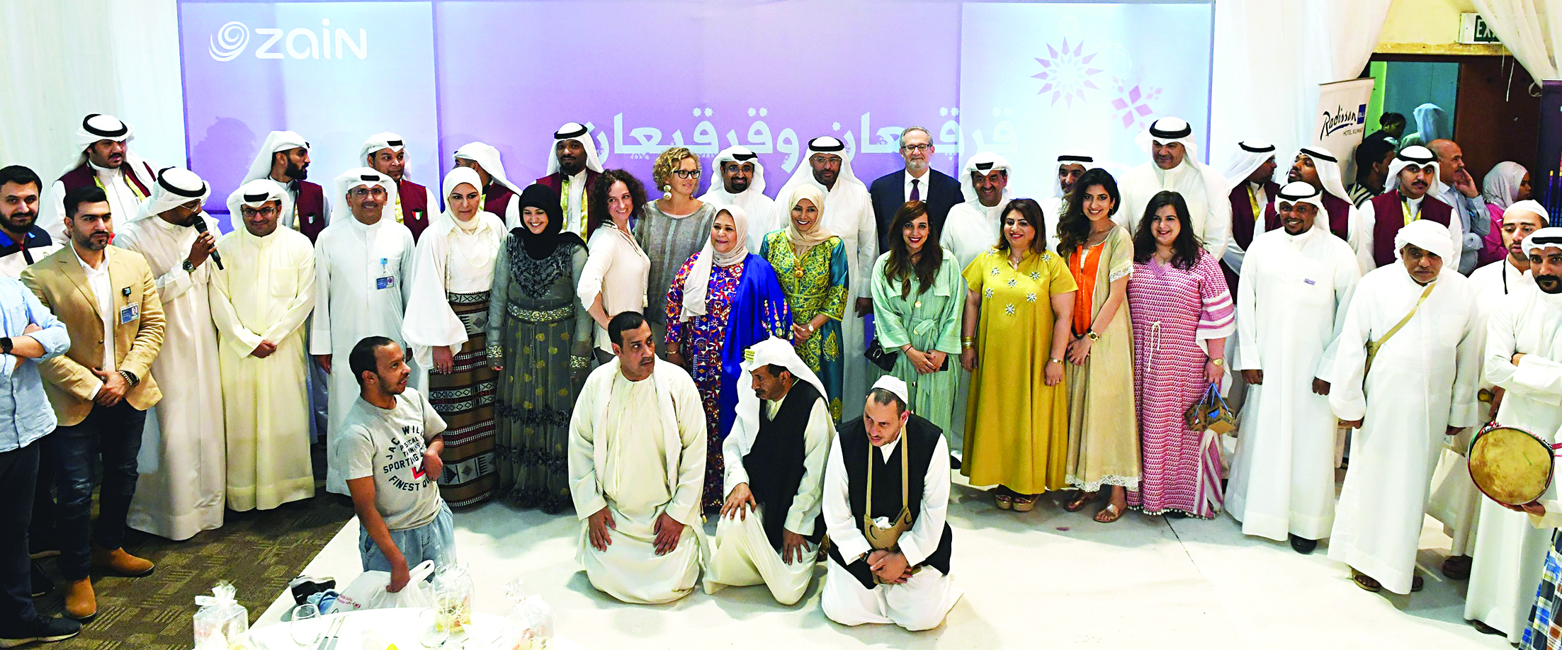 فريق ومسؤولو «زين» في دور الرعاية الاجتماعية