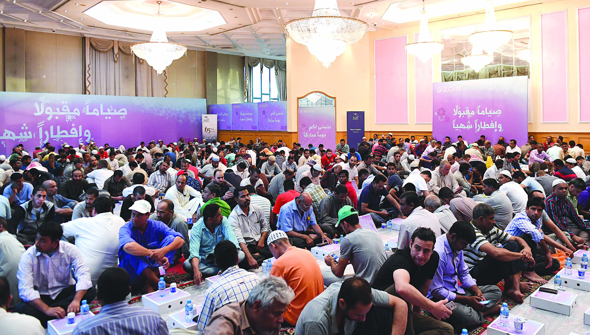 حشود كبيرة في صالات «زين» لإفطار الصائم