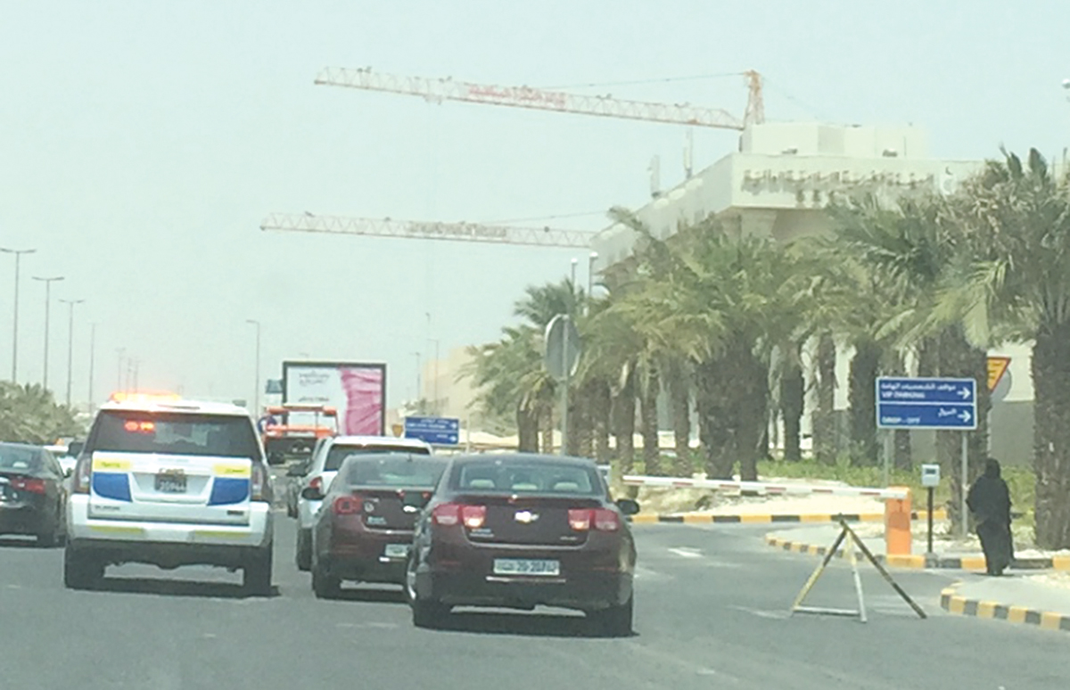 المراجعون يحومون حول مبنى الوزارة للوقوف القانوني بعيداً عن المخالفات