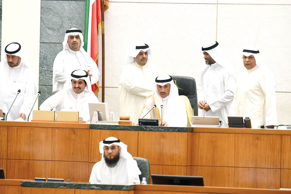 الغانم مترئسا الجلسة وإلى جانبه الدوسري ويبدو الوزيران الجراح والصالح والنواب الطبطبائي والحجرف والدقباسي
