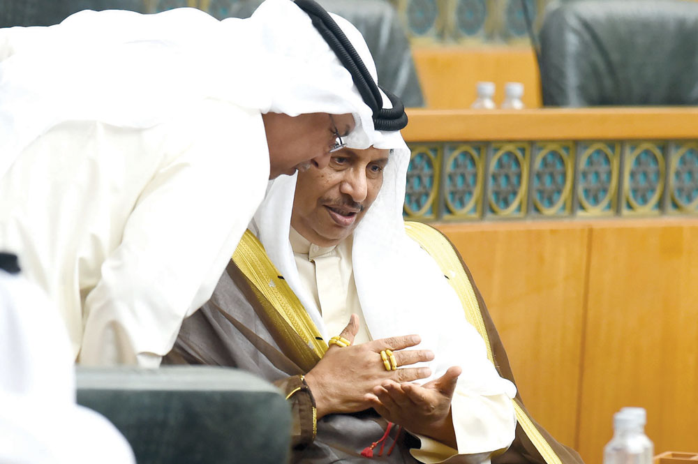 حديث بين المبارك والجراح      	(تصوير أسعد عبدالله)