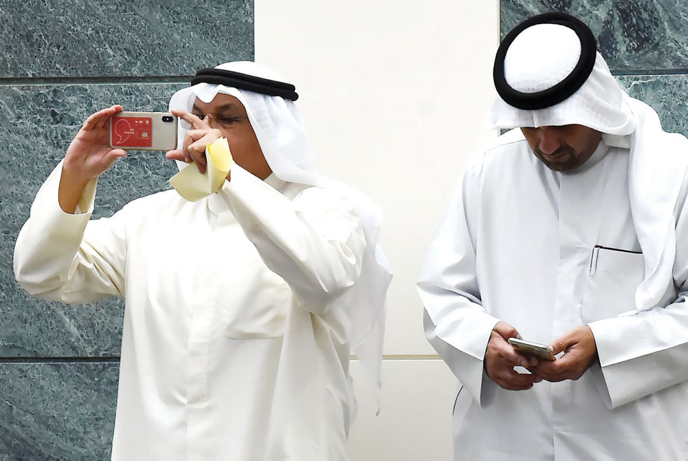 الجراح يوثق الجلسة بهاتفه ويبدو الصالح