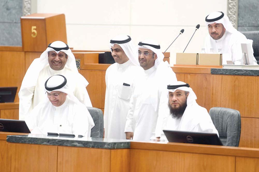 الوزير والمستجوبان قبل بدء المساءلة