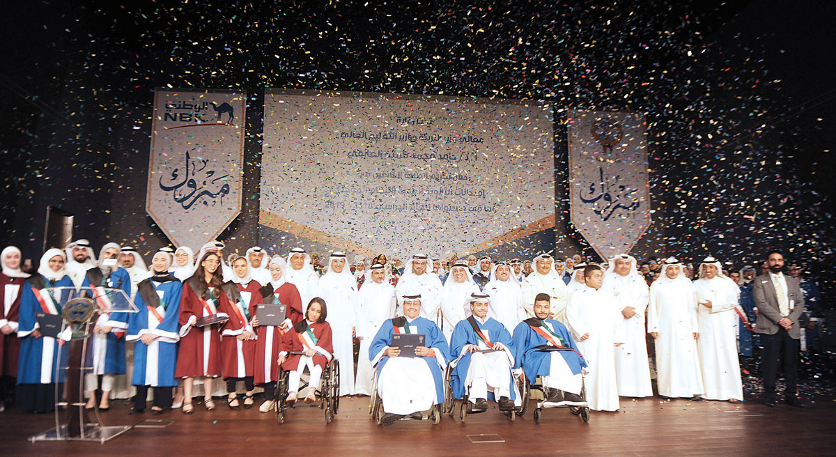 قياديو «التربية» و«الوطني» مع المكرمين 	(تصوير بسام زيدان)