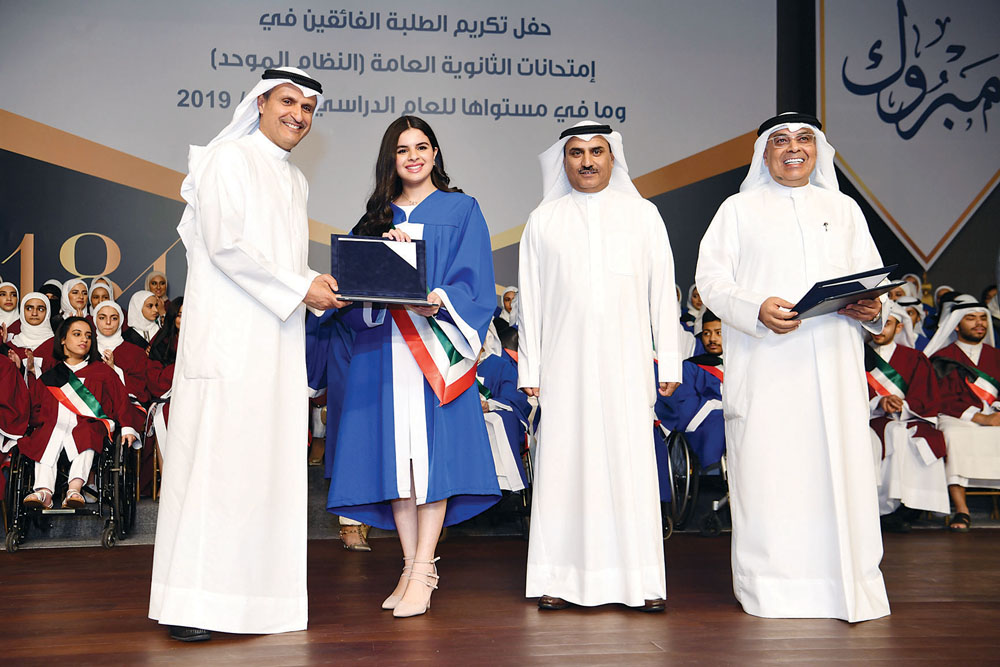 تسليم إحدى الفائقات شهادة التكريم