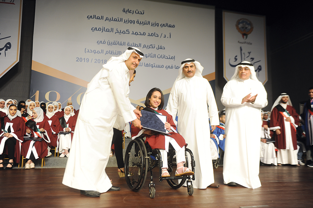 ... وتكريم إحدى الفائقات