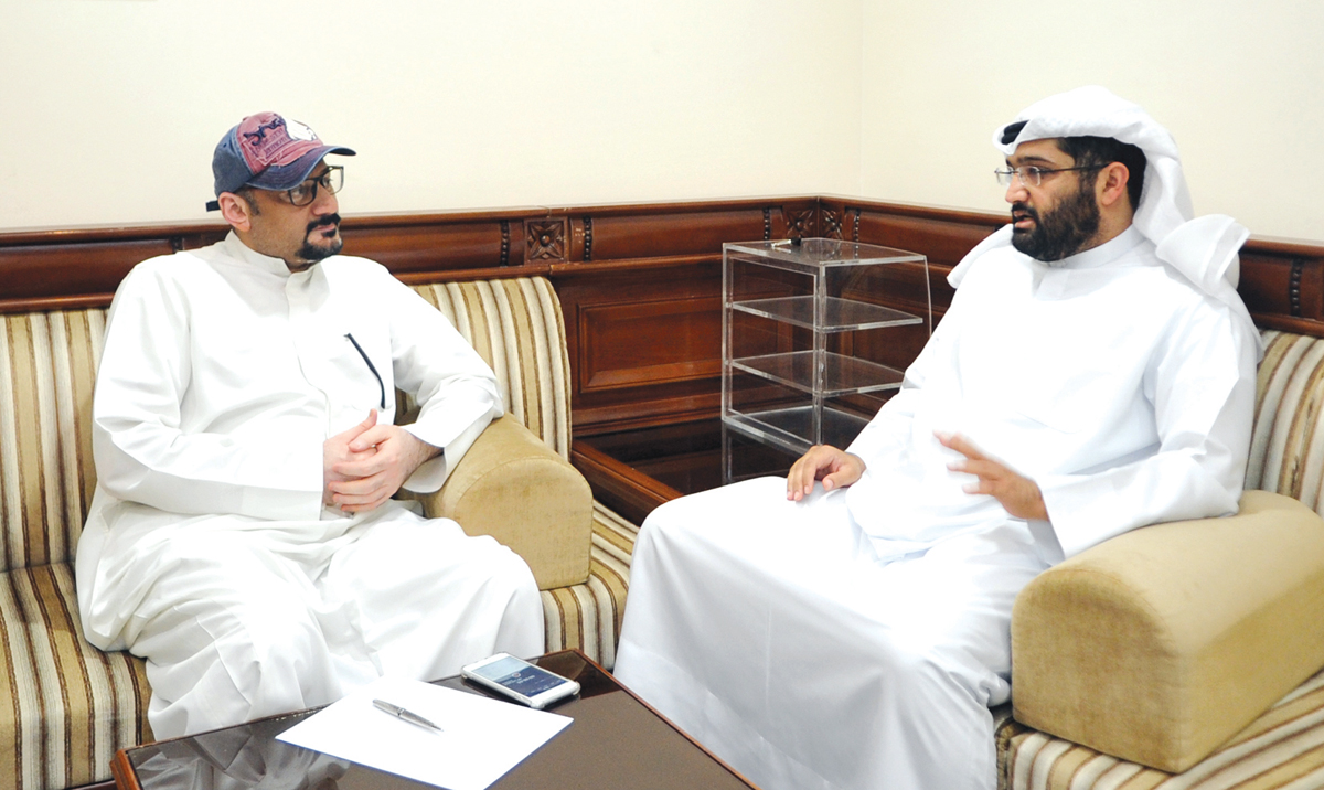 العتيقي متحدثاً للزميل ناصر الفرحان                            	       (تصوير بسام زيدان)