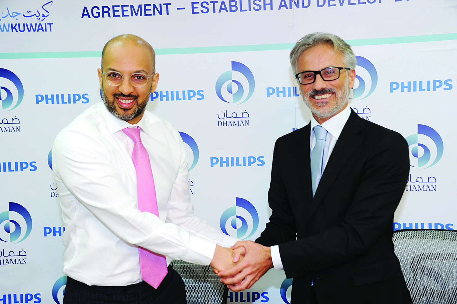 الصالح وفينتريشيلي بعد توقيع الاتفاقية 