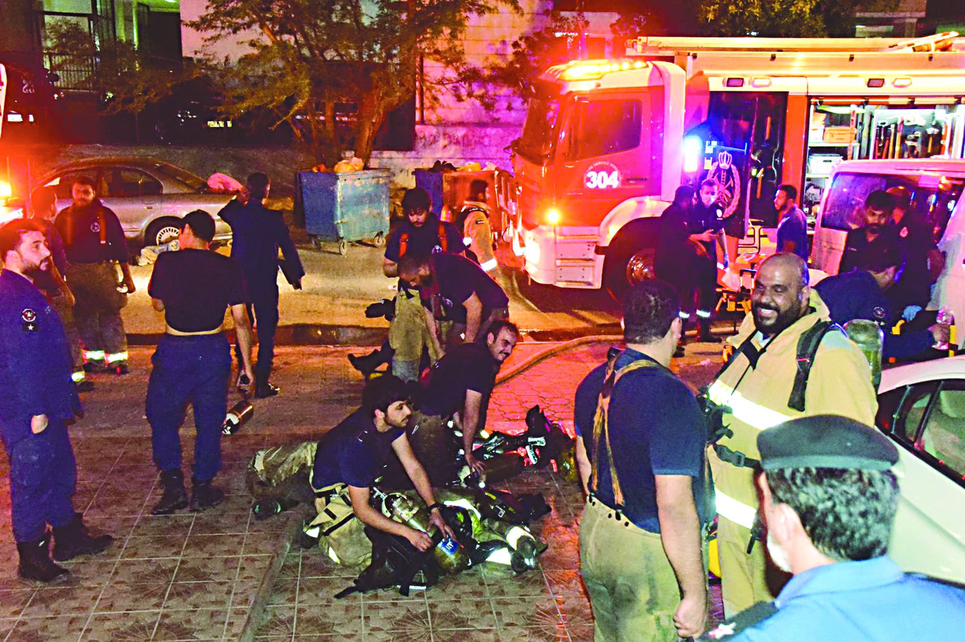 الإطفائيون بعد إنجاز المهمة 