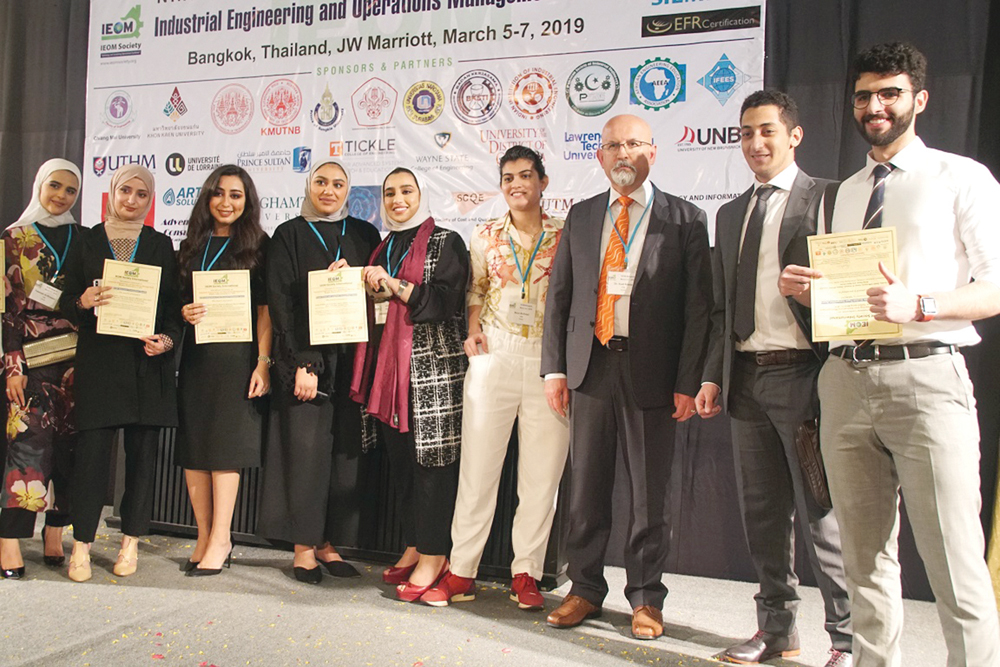 فريق الجامعة المشارك في مسابقة IEOM