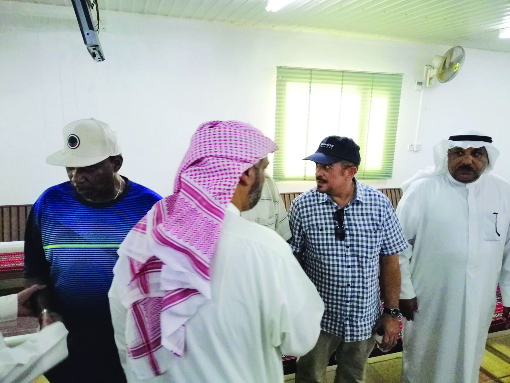 الزوج يتلقى التعازي في المقبرة أمس