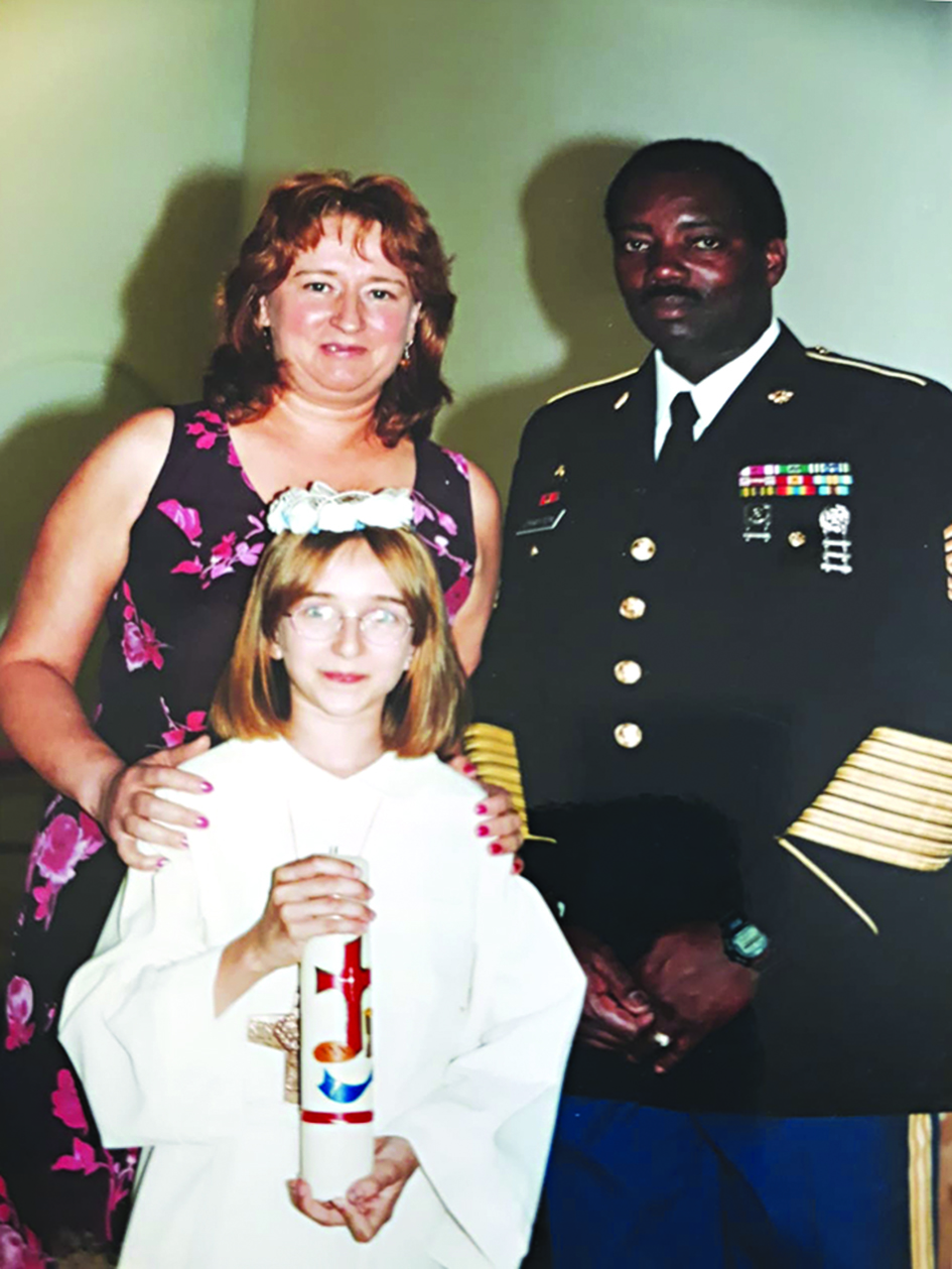 صورة قديمة لساراند مع زوجها وابنتها