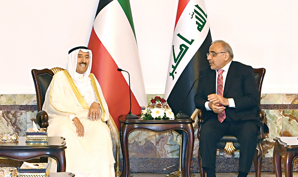 سمو الأمير وعبدالمهدي خلال المحادثات