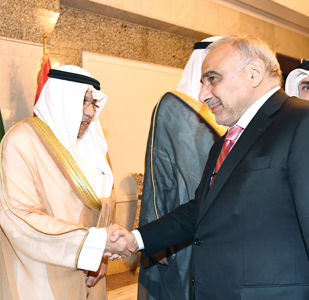 عبدالمهدي مصافحاً خالد الجراح