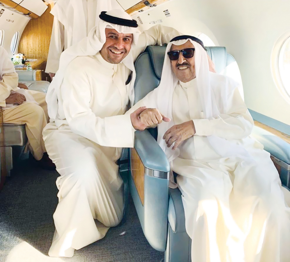 صاحب السمو وأنس الصالح في الطائرة