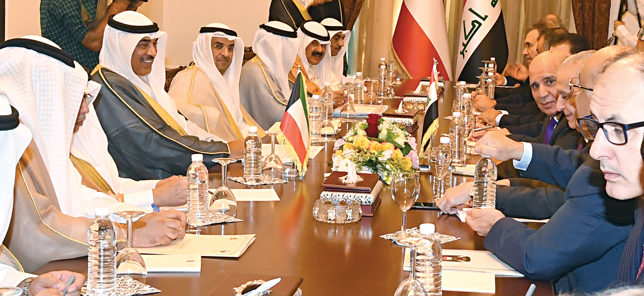 الوزراء الكويتيون والعراقيون خلال الاجتماع
