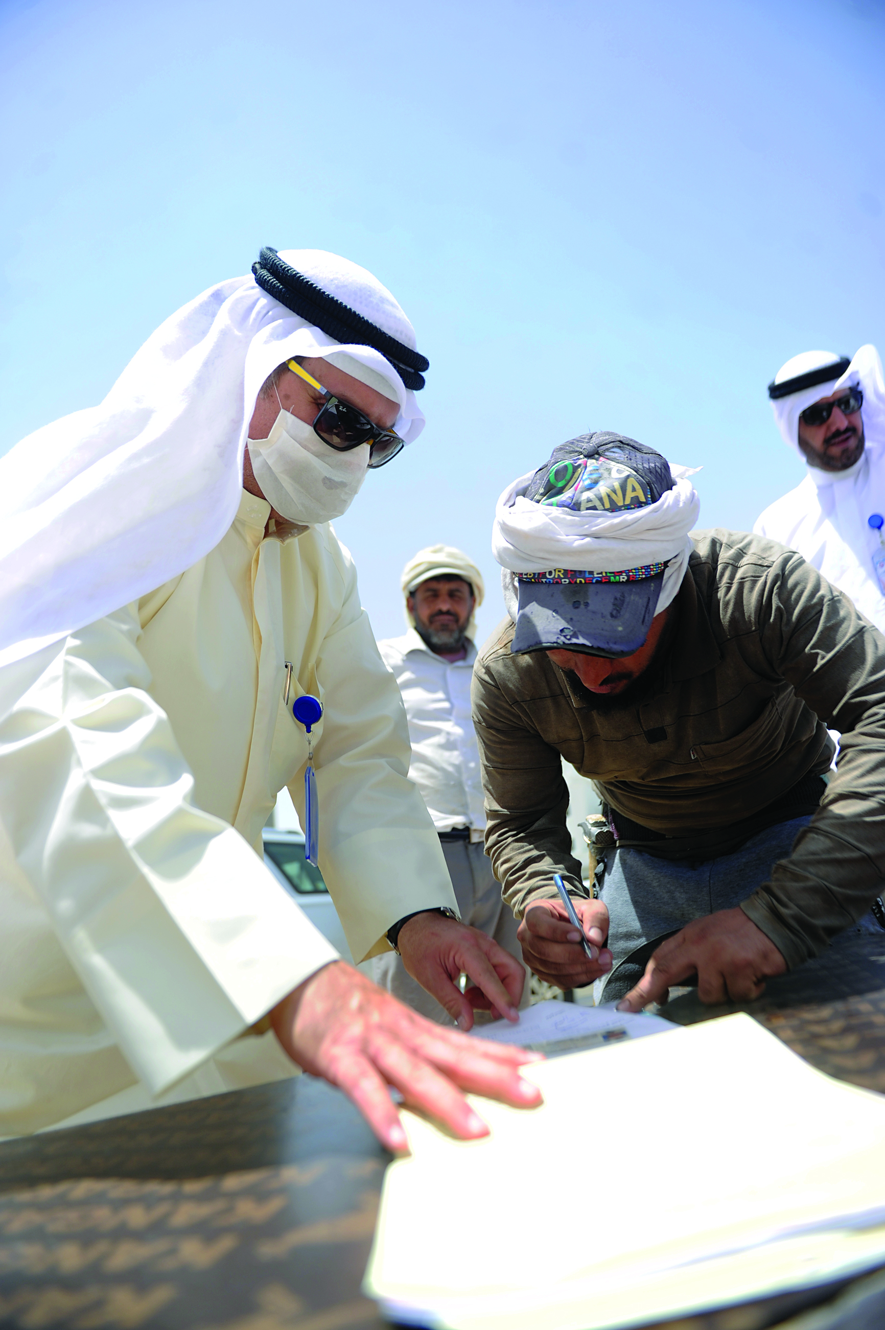 توقيع عامل على الإخطار