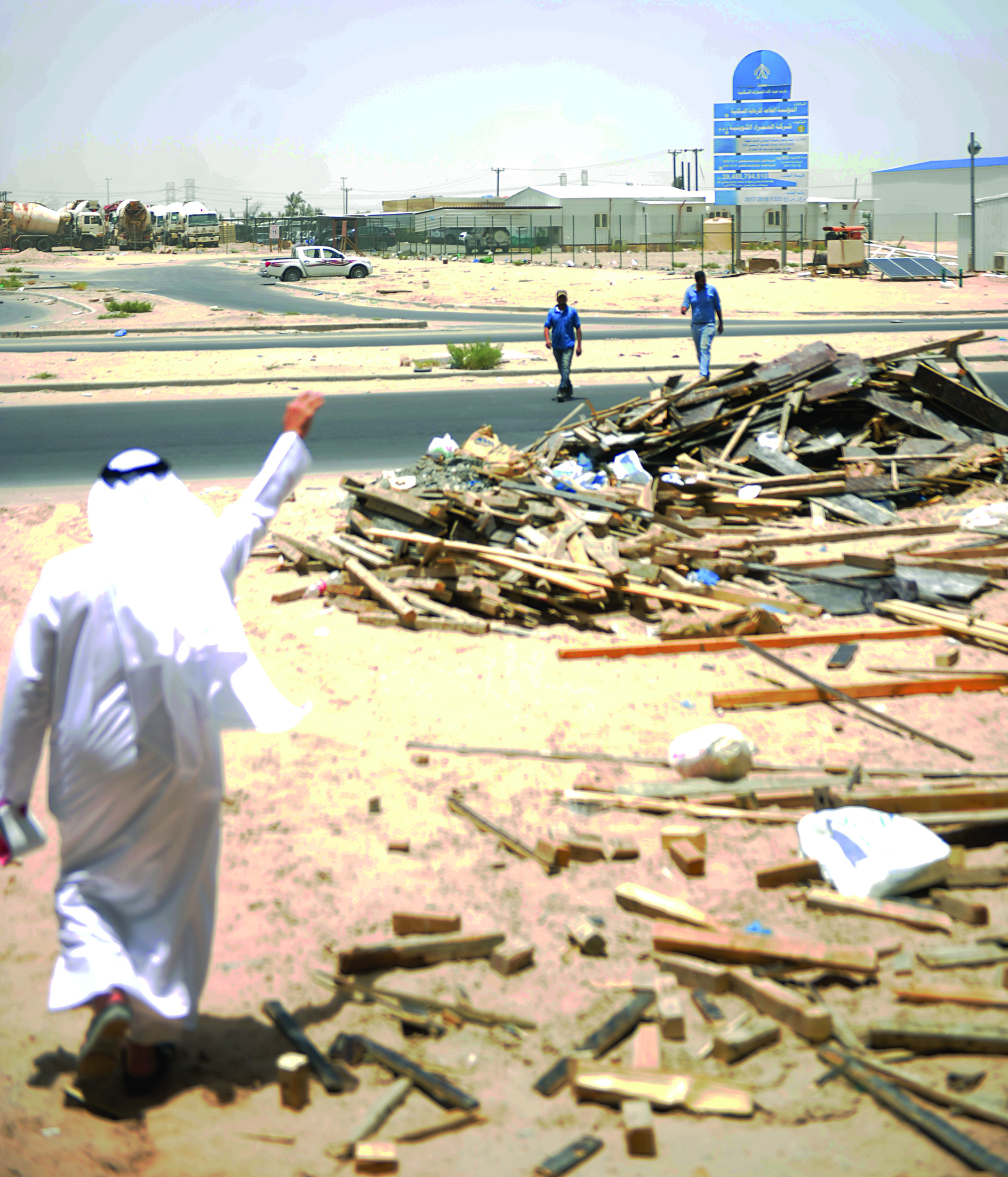 عمال هربوا ثم استجابوا لرجال التفتيش 	