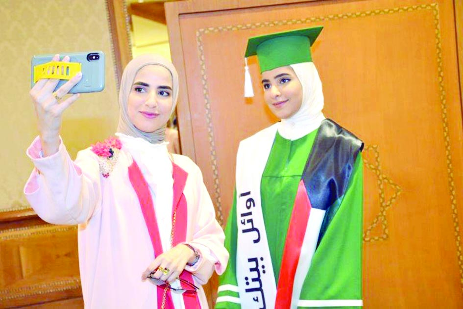 «سيلفي» مع متفوقة