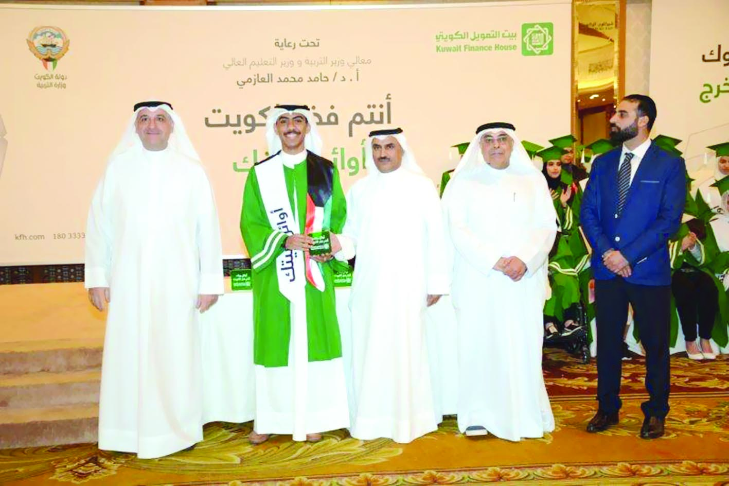 تكريم أحد المتفوقين