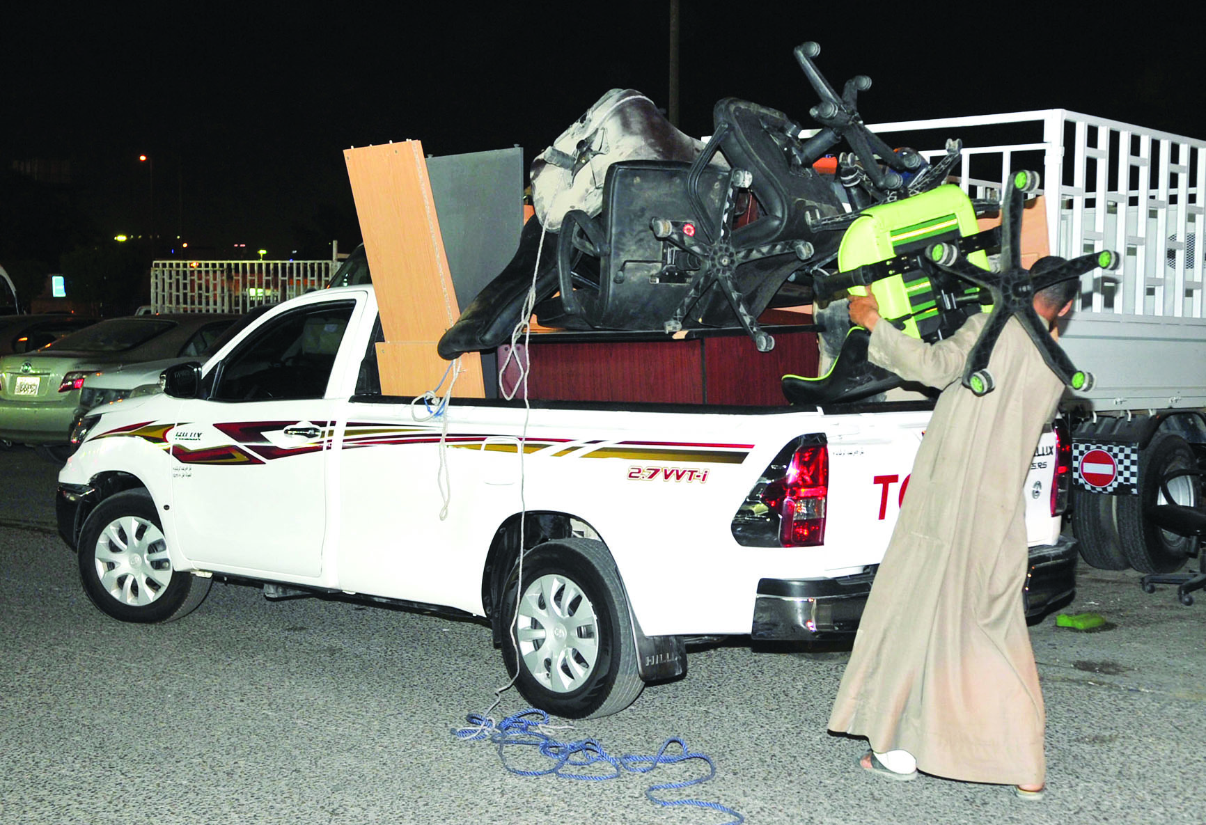 عمالة مخالفة يغص بها السوق	(تصوير سعد هنداوي)