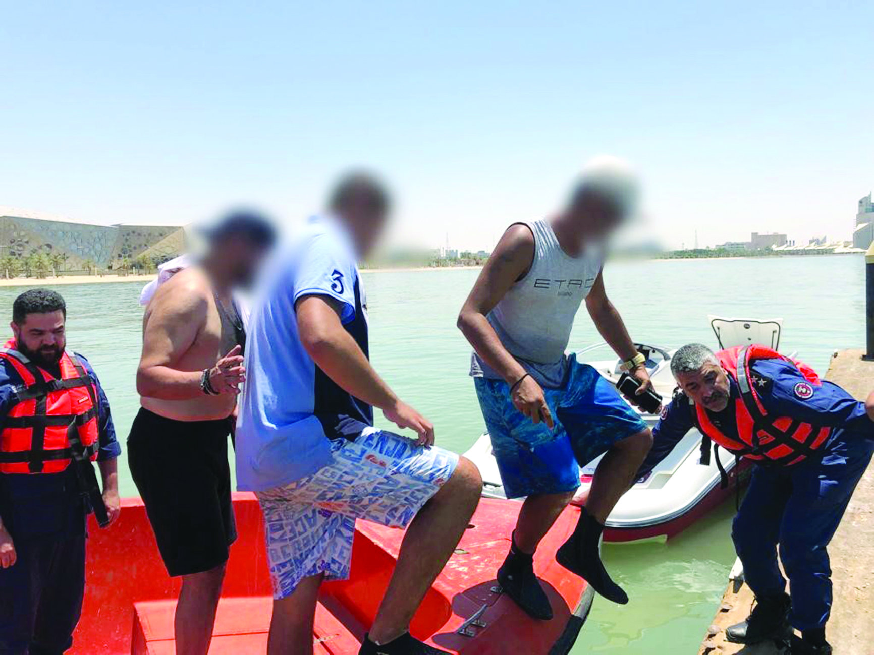 u062bu0644u0627u062bu0629 u0645u0646 u0627u0644u0639u0627u0644u0642u064au0646 u0628u0639u062f u0625u0646u0642u0627u0630u0647u0645